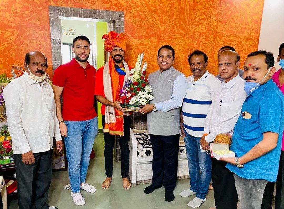 Offical_Pro_80's tweet photo. चेन्नई सुपर किंग्स मधील मराठमोळा चेहरा,ऋतुराज गायकवाड चा सत्कार पिंपरी चिंचवड मधील राहत्या घरी जाऊन शिवसेनेचे मावळचे लोकप्रिय खासदार #श्रीरंगजी_आप्पा_बारणे यांनी केला....
#wellplayed2020
#IPL_2020
@MPShrirangBarne @ShivsenaComms @vaibhavivchavan @PARG @mibkrajput https://t.co/eExW0gSoPy
