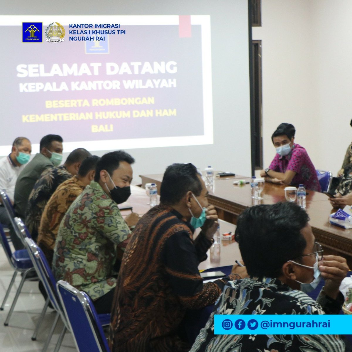 imngurahrai's tweet photo. Nah dengan kegiatan tersebut bertujuan agar Mido dapat selalu memberikan pelayanan terbaik, baik eksternal maupun internal.
Selamat bermalam minggu Sobat Mido.
Selalu patuhi protokol kesehatan ya.
#pengarahan #evaluasi #kanwil #bali #imigrasi #NgurahRai #malamminggu #arfr https://t.co/7W1egSvWxN