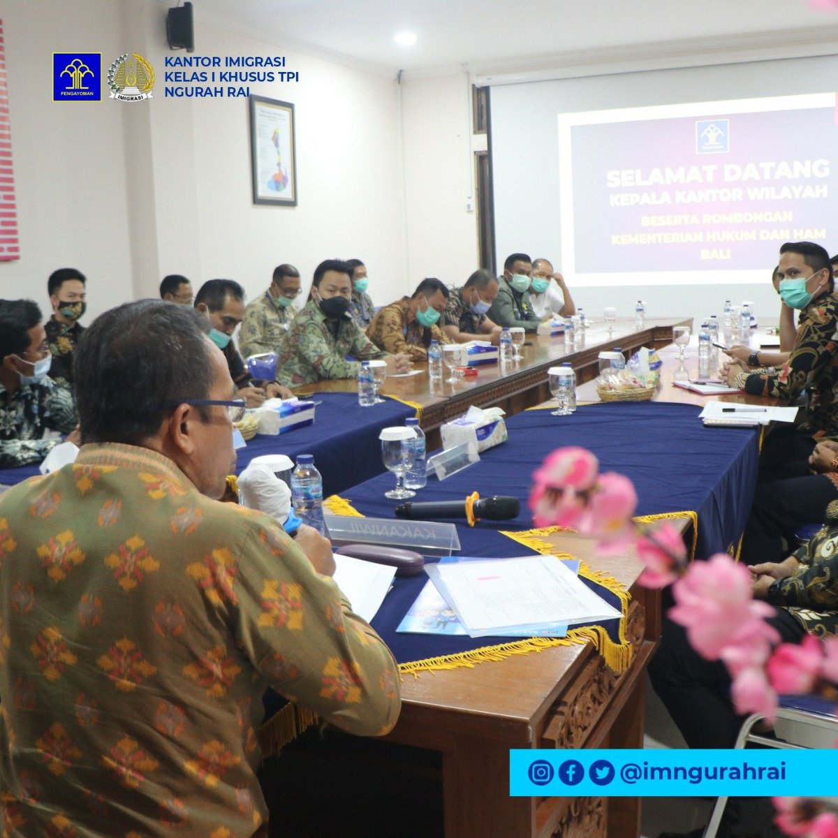 imngurahrai's tweet photo. Nah dengan kegiatan tersebut bertujuan agar Mido dapat selalu memberikan pelayanan terbaik, baik eksternal maupun internal.
Selamat bermalam minggu Sobat Mido.
Selalu patuhi protokol kesehatan ya.
#pengarahan #evaluasi #kanwil #bali #imigrasi #NgurahRai #malamminggu #arfr https://t.co/7W1egSvWxN