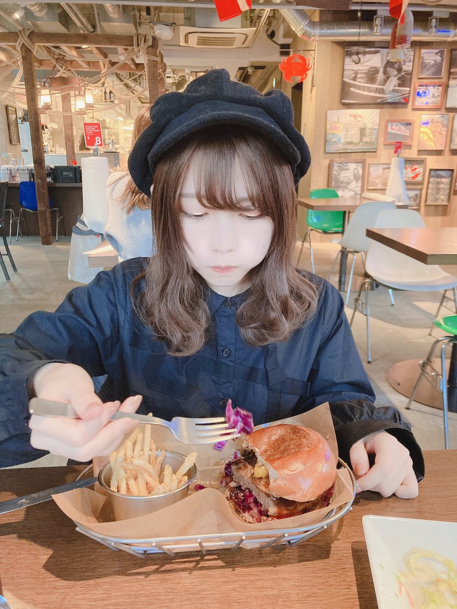 ボンボンです₊⁎⁺˳✧༚ 口の周りはちゃめちゃ付いてる🍴