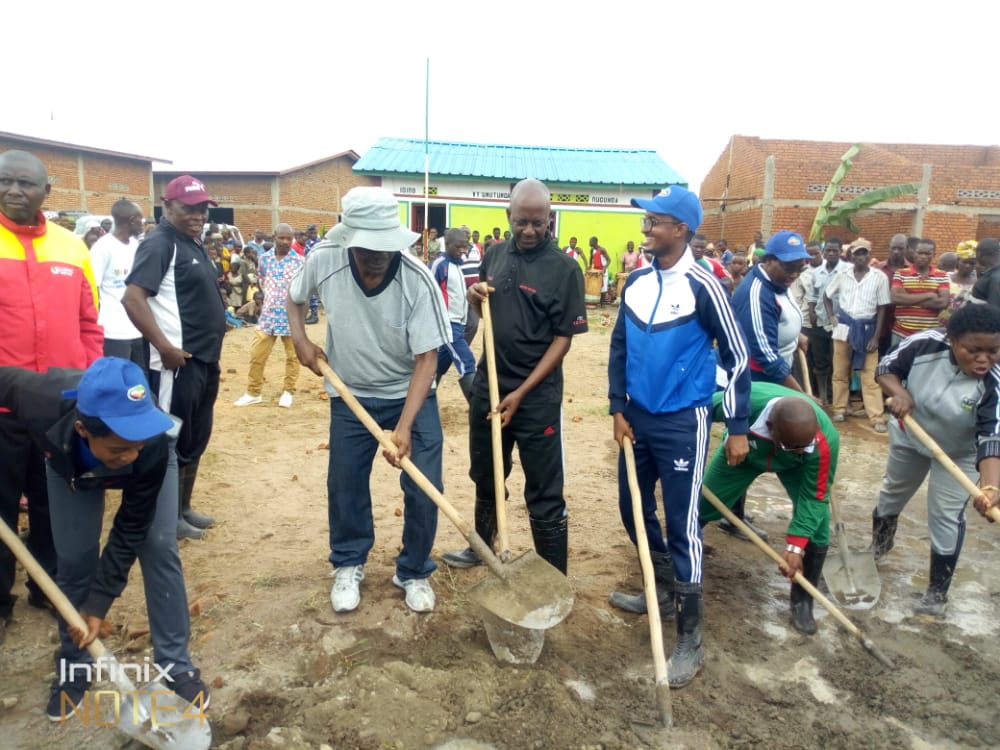 USADBurund's tweet photo. Mukaruku @Abashingamateka barimwo bitorewe n Abenegihugu Bomuntara ya #Bubanza bifandikanije N Umunyamabanga w Umugambwe @cnddfdd muntara nzizacane ya Bubanza barikumwe na #Buramatari bifandikanije nabenegihugu bomuntara ya Bubanza mukubaka isoko rusangi yokumutumba wa rugunga https://t.co/toVtsNtUrS