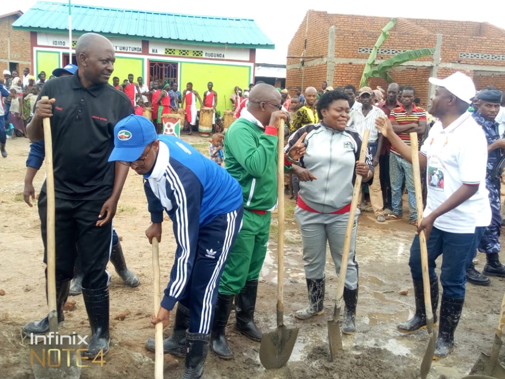 USADBurund's tweet photo. Mukaruku @Abashingamateka barimwo bitorewe n Abenegihugu Bomuntara ya #Bubanza bifandikanije N Umunyamabanga w Umugambwe @cnddfdd muntara nzizacane ya Bubanza barikumwe na #Buramatari bifandikanije nabenegihugu bomuntara ya Bubanza mukubaka isoko rusangi yokumutumba wa rugunga https://t.co/toVtsNtUrS