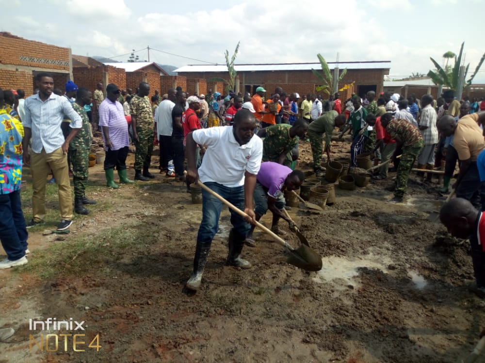 USADBurund's tweet photo. Mukaruku @Abashingamateka barimwo bitorewe n Abenegihugu Bomuntara ya #Bubanza bifandikanije N Umunyamabanga w Umugambwe @cnddfdd muntara nzizacane ya Bubanza barikumwe na #Buramatari bifandikanije nabenegihugu bomuntara ya Bubanza mukubaka isoko rusangi yokumutumba wa rugunga https://t.co/toVtsNtUrS