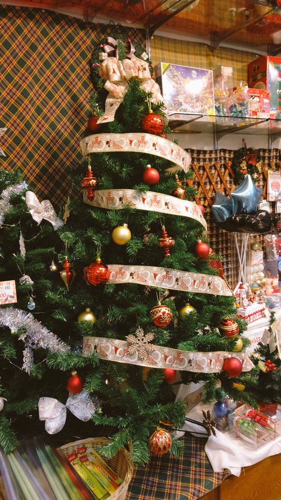 赤いツリーになりました ちょっとキラキラは抑え気味です クリスマス クリスマスツリー おもちゃの平野 おもちゃの平野 Twitter 11 07 札幌市のギフト 贈り物 チケット 玩具 おもちゃの平野 札幌のお店 イベント 動画やレシピ情報 ふりっ