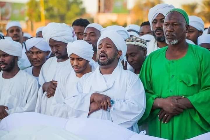 meteoSudan's tweet photo. رحم الله القارئ نورين وجزاه الفردوس الأعلى من الجنة..
جنازة غاب عنها البرهان وحميدتي وحمدوك ووزير الأوقاف.. 
وجزى الله البشير خيرًا، لم يكن يتأخر يومًا عن أهل القرآن، وكان حضورًا دائمًا في أفراحهم وأتراحهم. https://t.co/6glDNx49zX