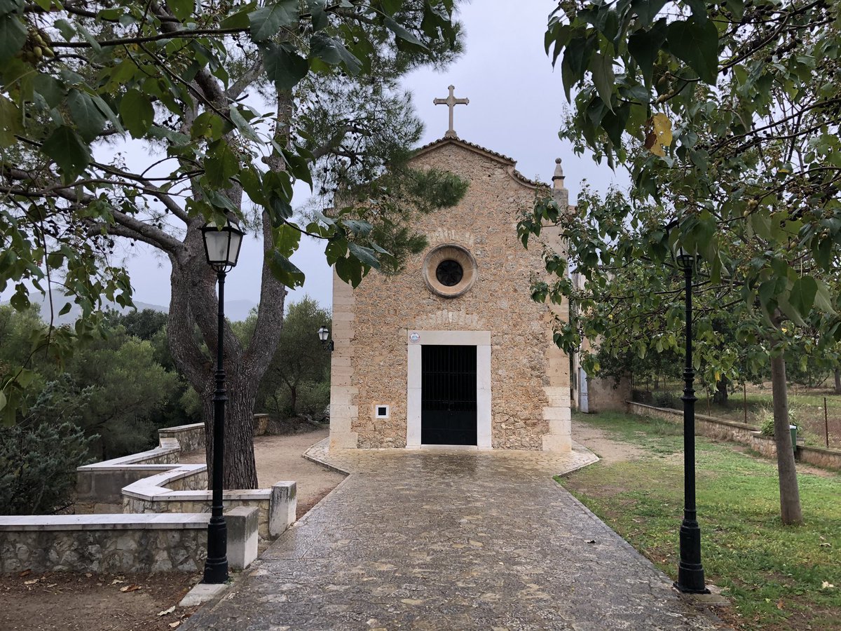 justwotravel's tweet photo. Empezamos nuestro blogtrip y lo hacemos visitando dos de los lugares con más historia de #lloseta ✨ La Ermita de Cocó y el Palau d’Aiamans, ¡dos joyas mallorquinas!

#mallorcainspires #somdemallorca #balearestb https://t.co/a5EV3VVjWC
