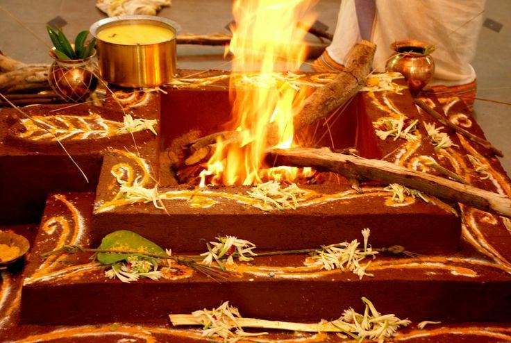The leaves of Bilva, Banyan, Ashwath ir Dhav are supposed to be very auspicious. Then only you call the devtas(आवाहन) .In a yagya too, all the prescribed steps should be followed right from selection of wood(Struva) upto last aahuti. Prefer the wood of Bilva, Aawla, Khadir