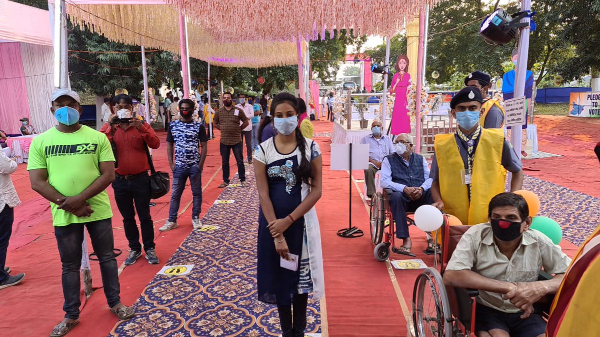 airnews_patna's tweet image. #Bihar #Polling #Third_Phase कटिहार में उत्सव की तरह नजारा दिखा । आकर्षक ढंग से सजे धजे मतदान केंद्रों पर लोगों ने कोविड प्रोटोकाल का पालन करते हुए मतदान किया । 
फोटो @ कुमार मुकेश चौधरी ।