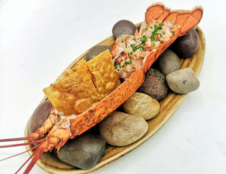 lmgastronomia's tweet photo. #Tartar de #Bogavante con
#Crujiente de #Pollo y
#Coral de #Bogavante con
#Caldo de #Pollothai
#Canapé de #CrestasdeGallo
#ErizosdeMar con #Caldo de
#Ceps y #Yemadehuevocurada
#AntonioRomero
#Suculent https://t.co/RJrMYdGdlO