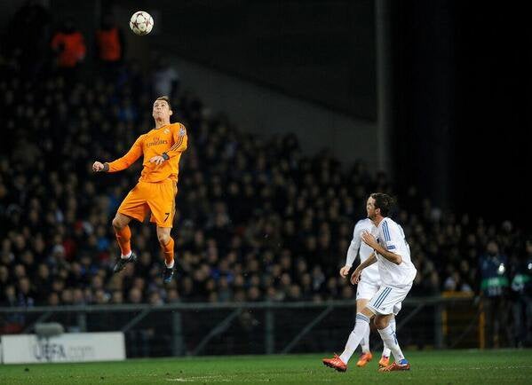 FootballSCcoach's tweet photo. Aerial Duels ⚽️

In the case of jump performance, maximal strength training is viewed as the underpinning &amp; foundational component

This develops the ability to apply higher forces which improves the capacity of rate of force development, resulting in a superior jump ! https://t.co/KzRfXNRGNG