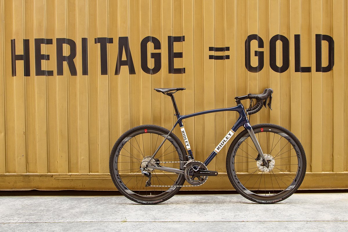 Ridley_Bikes's tweet photo. The Pureline Heritage design is one of our most iconic designs and it looks awesome on the Kanzo Speed don't you think?
1. Base Colour: 466 Dove Grey
2. Colour 1: Deep Dark Blue // 115
3. Choose Finish: Gloss
#KanzoSpeed #Pureline https://t.co/eFBuphJCaX