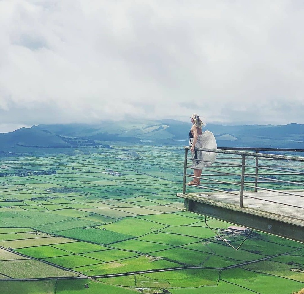 Photo By @marilyncabrito Sunday feeling: on top of the world! 🌎 
.
#travelphotography #azoreslovers #ilhaterceira #marilynfashiondiaries #zaradress #ootd #instadaily #topofnatureza 
.
#Repost #AzoresWhatElse #Azores #Açores #Portugal #View #Travel #Nature