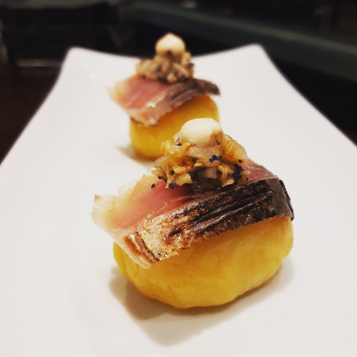 Nigiri de Causa peruana con Caballa y kimchi casero. Damos vueltas y vueltas para sorprendernos.... y aquí está el resultado  😋😋👌!!
.

Reserva 649446120
.
.
.
#sevillatapas #sevilla #producto #planazo #foodie #SevillaHoy #foodporn #restaurantesevilla #cheflife