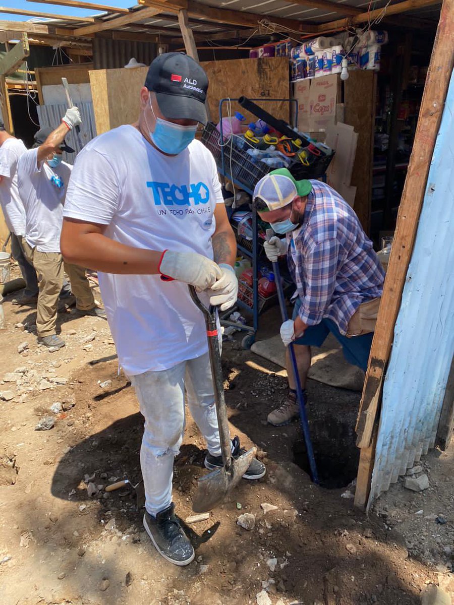 ALDAutomotiveCL's tweet photo. Hoy estamos colaborando en la construcción de una vivienda en el campamento El Peñoncito I en Puente Alto. @TECHOChile @SocieteGenerale @ALDAutomotive #techochile #readytomoveyou #aldautomotive #chile #responsabilidadsocial https://t.co/iP2VEg9Crv