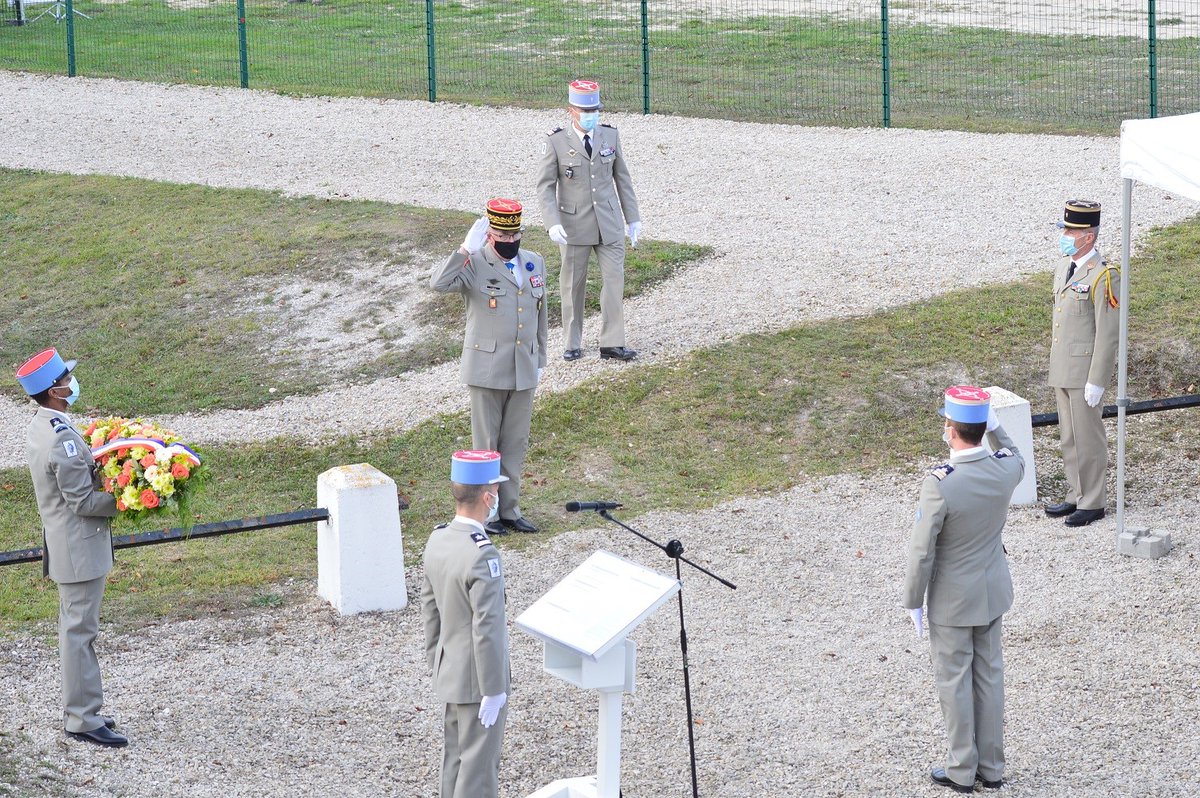 CDC_8eRMAT's tweet image. #transmetlaflamme fin du relais couru par le @8eRMAT. En présence du GDI Franck NICOL @COM_E2CIA, la flamme est transmise au @40RA_Officiel au cours d'une cérémonie solennelle à la butte des fusillés de Châlons-en-Champagne. @VilledeChalons @armeedeterre @CEMAT_FR