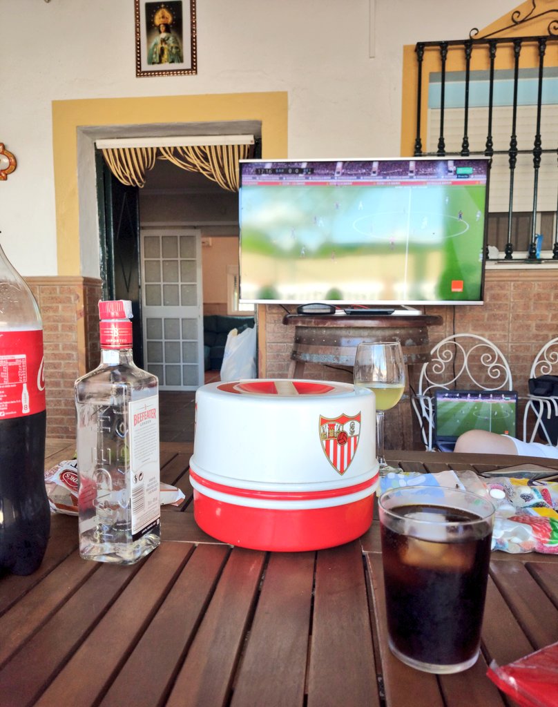 pavelsfc1978's tweet photo. Al lío!!! Empieza la Previa 🙌🙌 🤍❤
#VamosmiSevilla https://t.co/CKxvmZUdcv