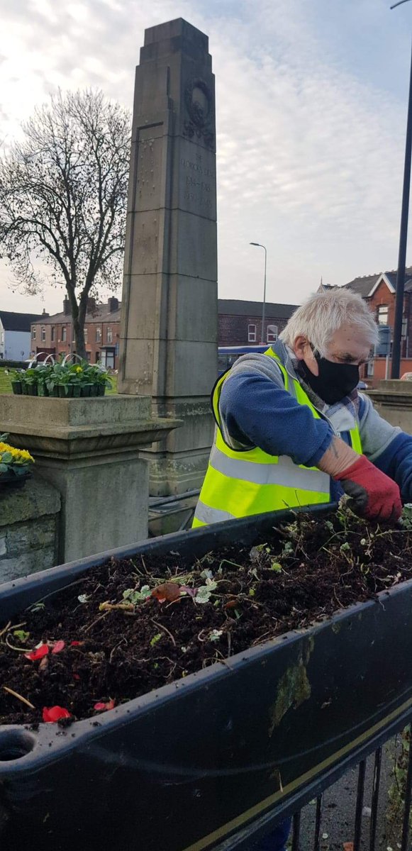 PAUL_BLAY's tweet photo. HINDLEY CENOTAPH
Had a busy morning out with Eric as we added a bit of colour to the planters in front of the cenotaph. We also give the cenotaph area a bit of tidy up before tomorrow’s day of remembrance.
@WiganCouncil https://t.co/FES1eBa8ji
