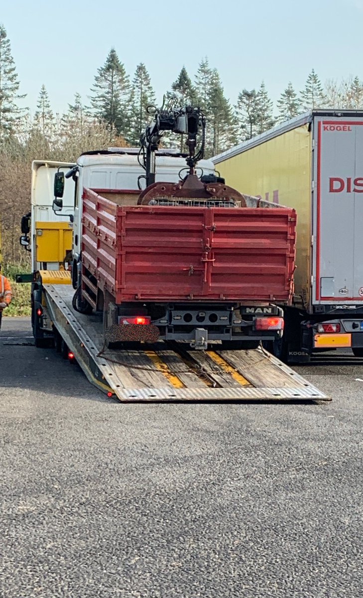 DVSAEnforcement's tweet photo. This #HGV has been seized & removed from the road network by @SWP_Roads🚔
The driver only held a provisional #DrivingLicence & wasn’t insured.
Our Traffic Examiner added no #DCPC, no #Tachograph card issued/in use & no #OperatorsLicence to the offences discovered🚫
#TeamWork🤝 https://t.co/hu2MHGg13b