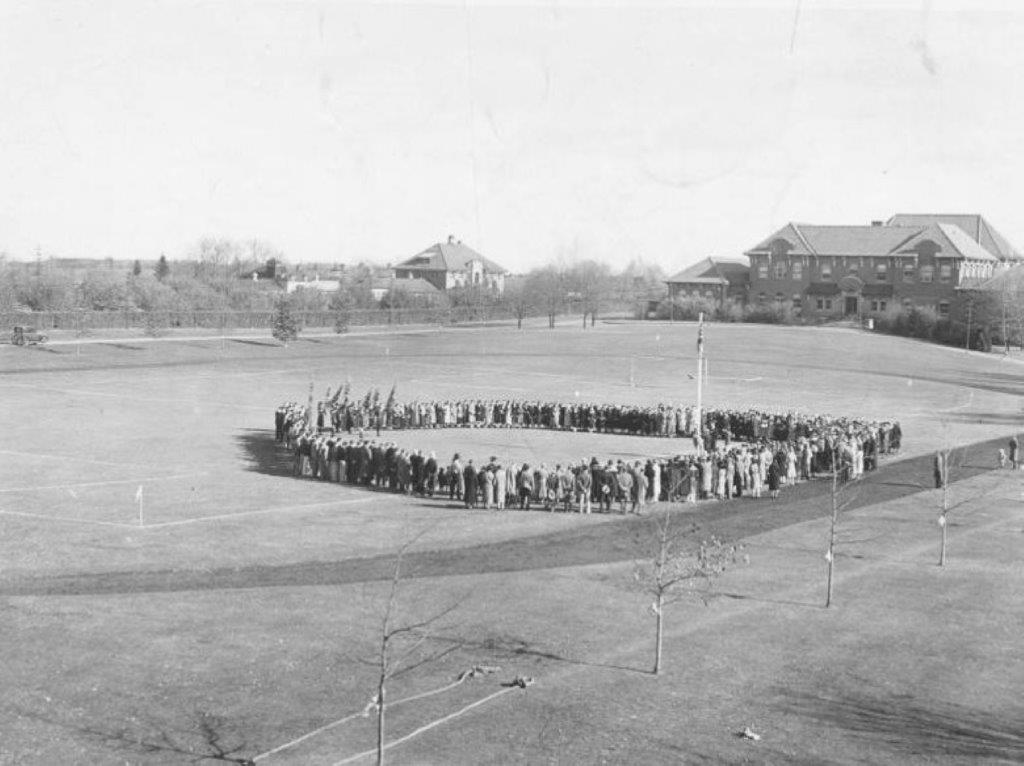 Today we remember the 850 Macdonald College staff and students who enlisted and served during the two World Wars; 76 never returned. Lest we forget. #mcgillu   #canadaremembers