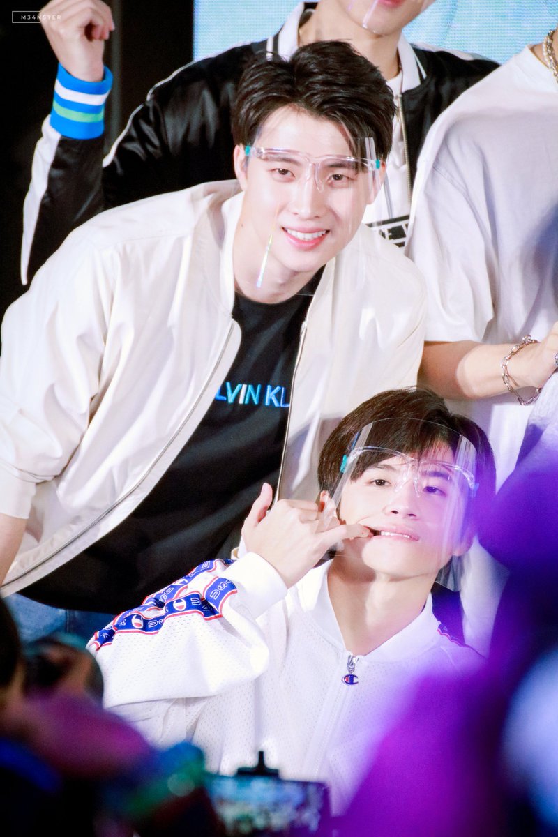 M34NSTER's tweet photo. 「２０１１０７」

ท่าสไตล์คนคูลใช่มั้ยครับพี่แปลน 😂😂

#LBC2ThailandTourNorth
#2wish https://t.co/DKJXc0f4jc