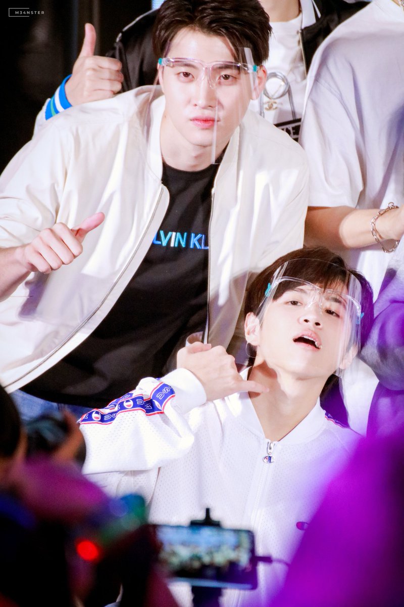 M34NSTER's tweet photo. 「２０１１０７」

ท่าสไตล์คนคูลใช่มั้ยครับพี่แปลน 😂😂

#LBC2ThailandTourNorth
#2wish https://t.co/DKJXc0f4jc