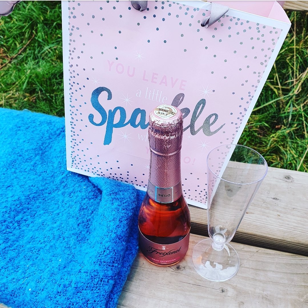 Still very much 39. Still NOT my birthday but what a fab surprise from Pedro <a href="/MickStanley4/">Mick Stanley</a>!! Who needs a pub anyway when you can have a picnic? T-minus 2 days to go 🥂🍾🥂 #AnyExcuse