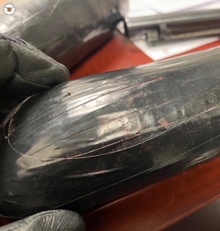 GN_MEXICO_'s tweet photo. En #Sonora junto con @SATMX detuvimos a un estadounidense quien pretendía ingresar al país con un arma abastecida y aparente droga crystal. Al solicitarle una inspección, intentó huir pero fue asegurado tras brindarle asistencia médica luego de que se impactara contra un vehículo https://t.co/vb9OUq2jK9