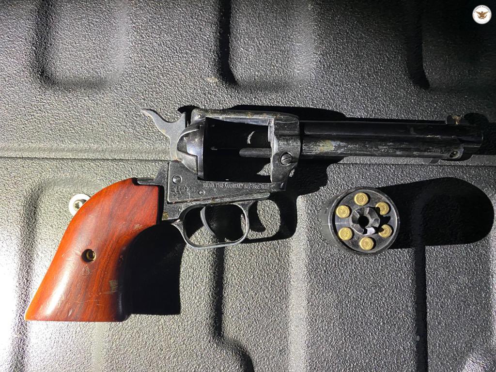GN_MEXICO_'s tweet photo. En #Sonora junto con @SATMX detuvimos a un estadounidense quien pretendía ingresar al país con un arma abastecida y aparente droga crystal. Al solicitarle una inspección, intentó huir pero fue asegurado tras brindarle asistencia médica luego de que se impactara contra un vehículo https://t.co/vb9OUq2jK9