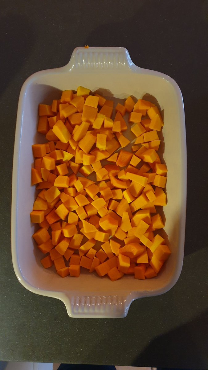 andrebrasse's tweet photo. Vandaag #vegetarische ovenschotel met #pompoen, #spruiten, #pecannoten en oude #kaas. Aanmaken met thijm, peper en zout, beetje olijfolie en in de oven. Straks garneren met #balsamicocreme. #jonglereneten #oudgedaan #Lekkereten #lekkerkoken #versegroenten https://t.co/Xi4A6f2RvN
