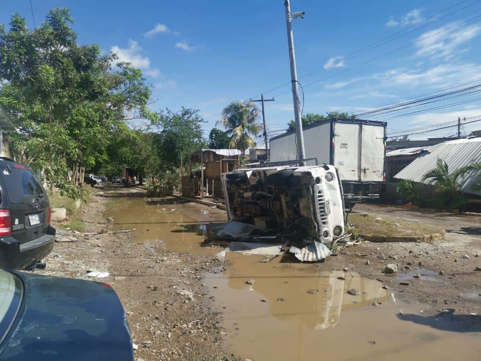 ccanacahn's tweet photo. Esto es lo que dejó la Tormenta Eta ☔️🌧 en la Colonia La Planeta, San Pedro Sula 🥺
#FeriadoMorazánicoHN #ProyectoNoticia https://t.co/pbzuo6jzli