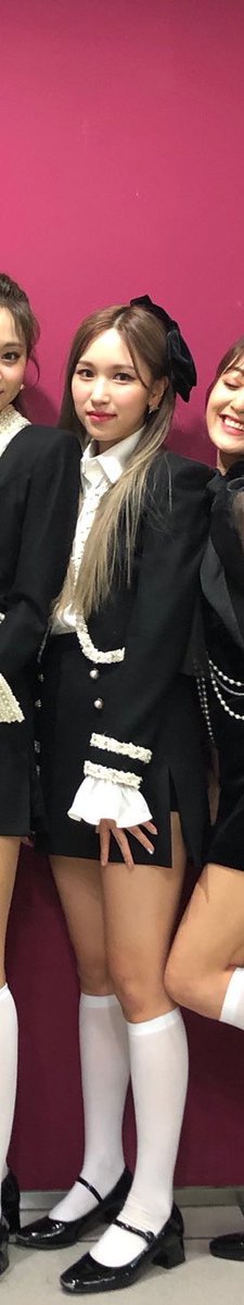 CitrusSana's tweet photo. Why is she standing like that 😭 https://t.co/t3QGOsFs5S