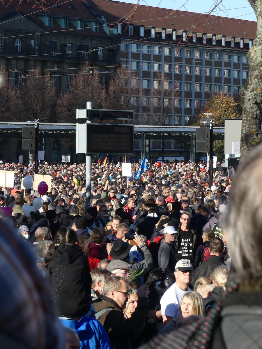 RobertBriest's tweet photo. 2/5 Impressionen vom Demogeschehen heute in Leipzig #le0711 #abstaende #maskenpflicht https://t.co/rJOUQZfoA3