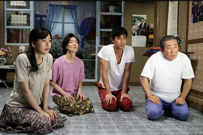 근조 송재호 배우님. 존재만으로 그 장면의 핍진성을 높여주시던 한국영화의 영원한 현역. 그저 전형적인 아버지 캐릭터와 거리 있는 역할 많이...