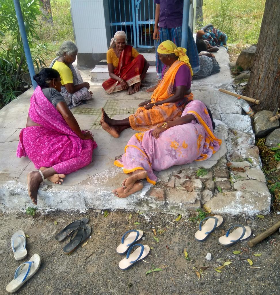 These grandmas told me, "monthly 10 - 20 people come here & ask us the direction to go to the Jain monument. We show them the route but because it's all bushy & thorny they just come back in few mins".We must care for our Tamil history  #பொன்சொரி @mafoikprajan  @ThanjaiMadhavan