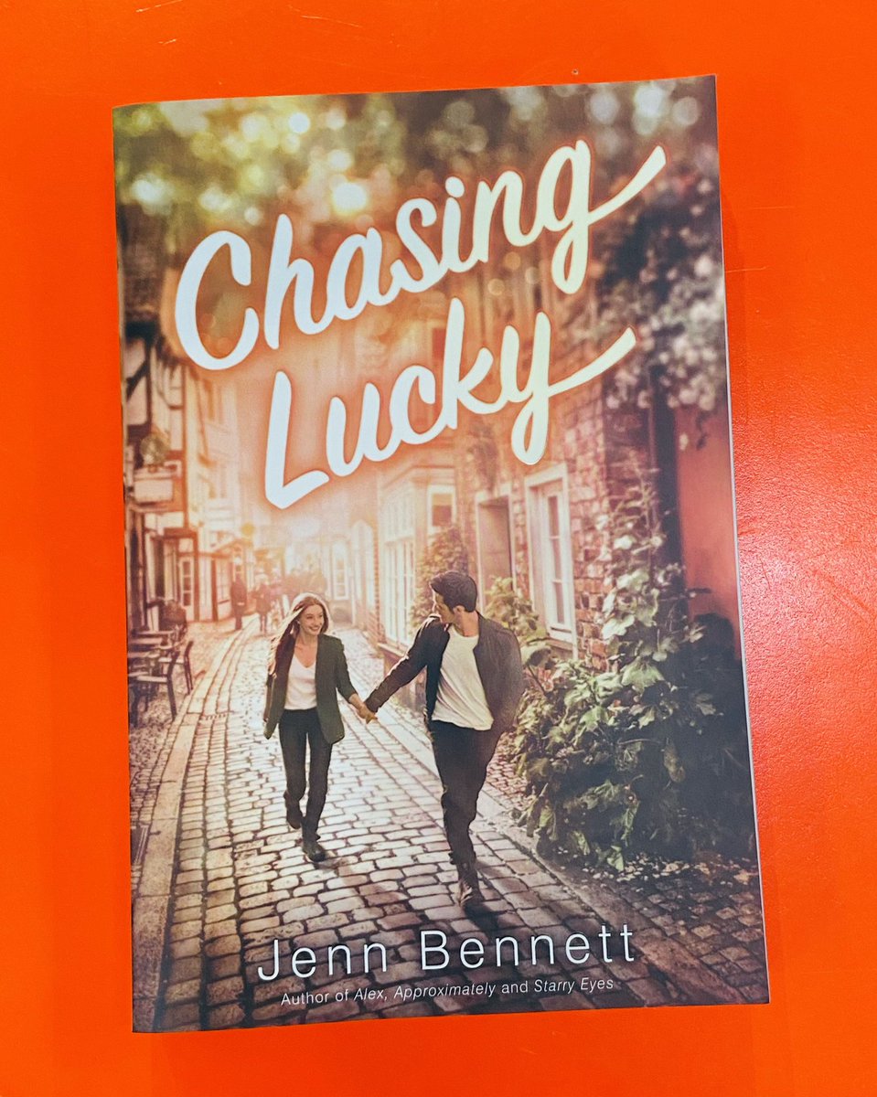 We’re not biased or anything, but  @Jenn_Benn is one of our favourite YA contemporary authors! In her newest novel, Chasing Lucky, the bad-boy-with-a-heart-of-gold trope is dialled up to the max- and we can’t get enough of it  – bei  Kidsbooks Kitsilano