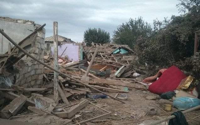 BaliyevaAsmiray's tweet photo. Dopo una pausa di 10 giorni, la città pacifica di #Barda situata oltre il fronte, è sotto attacco missilistico da parte delle forze #Armene. Il 16enne Rahimov Shahmali Atraf oglu fu ucciso e la sua casa distrutta. #CriminidiGuerra #armeni non hanno limiti #ArmeniaKillsChildren https://t.co/xCnkVSTuA9