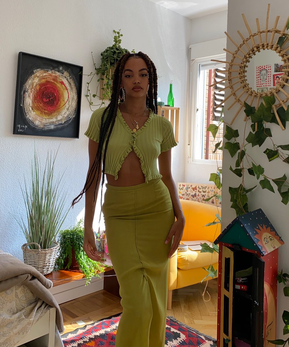 cccannelle's tweet photo. 🌼These were just laying around in my camera roll so imma just leave them here 🌼Me and my my precious plants 🥺💛 https://t.co/djvXWVUHmQ