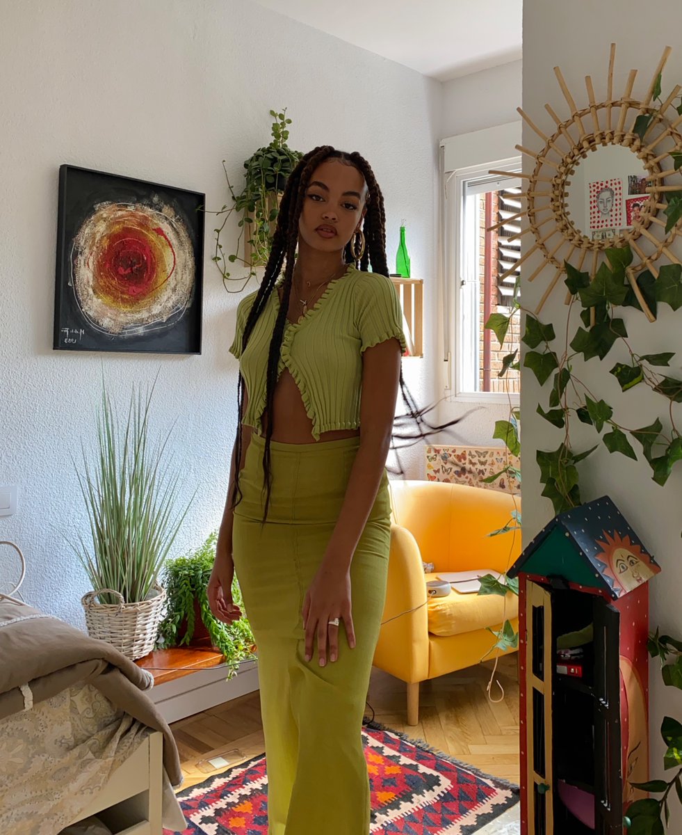 cccannelle's tweet photo. 🌼These were just laying around in my camera roll so imma just leave them here 🌼Me and my my precious plants 🥺💛 https://t.co/djvXWVUHmQ