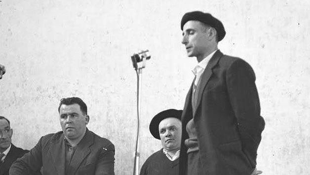 bilbohiria's tweet photo. BEHIALAKO EGUN BATEZ :
Gaurkoa bezalako egun batez zendu zen, Urepelen, Xalbador bertsolaria. Fernando Aire Etxart (Urepele, Nafarroa Beherea)...
#Apolo #Behialako
https://t.co/okjF1qKc0W https://t.co/6WyZS9300p