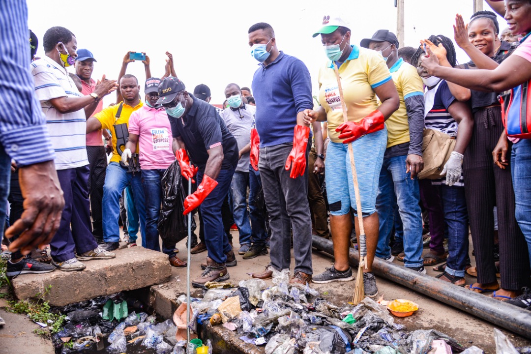 ace1yesboss's tweet photo. 2020 Alaghodaro: Obaseki, Shaibu lead youths to clean up streets, major roads in Edo

…promise to strengthen environmental laws to keep Edo clean

…reassure on youth-driven governance

The Edo State Governor, Mr. Godwin Obaseki and his deputy, Rt. Hon...
https://t.co/2BRCNKJG6M https://t.co/u3qAxAv8Mc