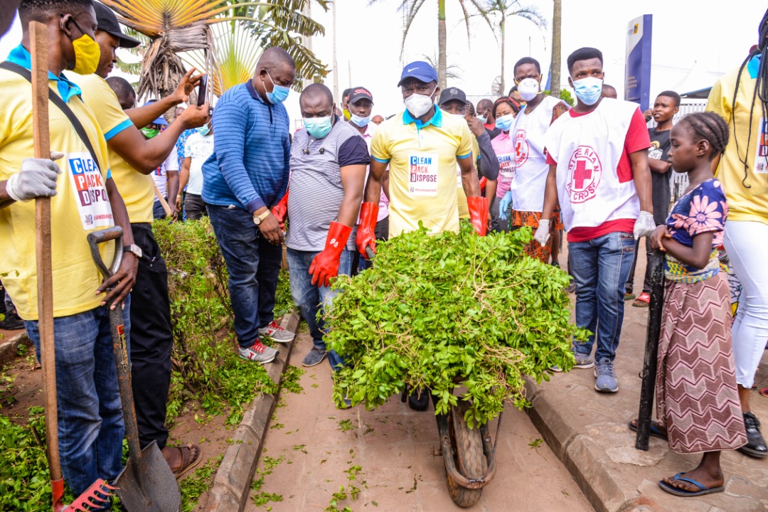 ace1yesboss's tweet photo. 2020 Alaghodaro: Obaseki, Shaibu lead youths to clean up streets, major roads in Edo

…promise to strengthen environmental laws to keep Edo clean

…reassure on youth-driven governance

The Edo State Governor, Mr. Godwin Obaseki and his deputy, Rt. Hon...
https://t.co/2BRCNKJG6M https://t.co/u3qAxAv8Mc