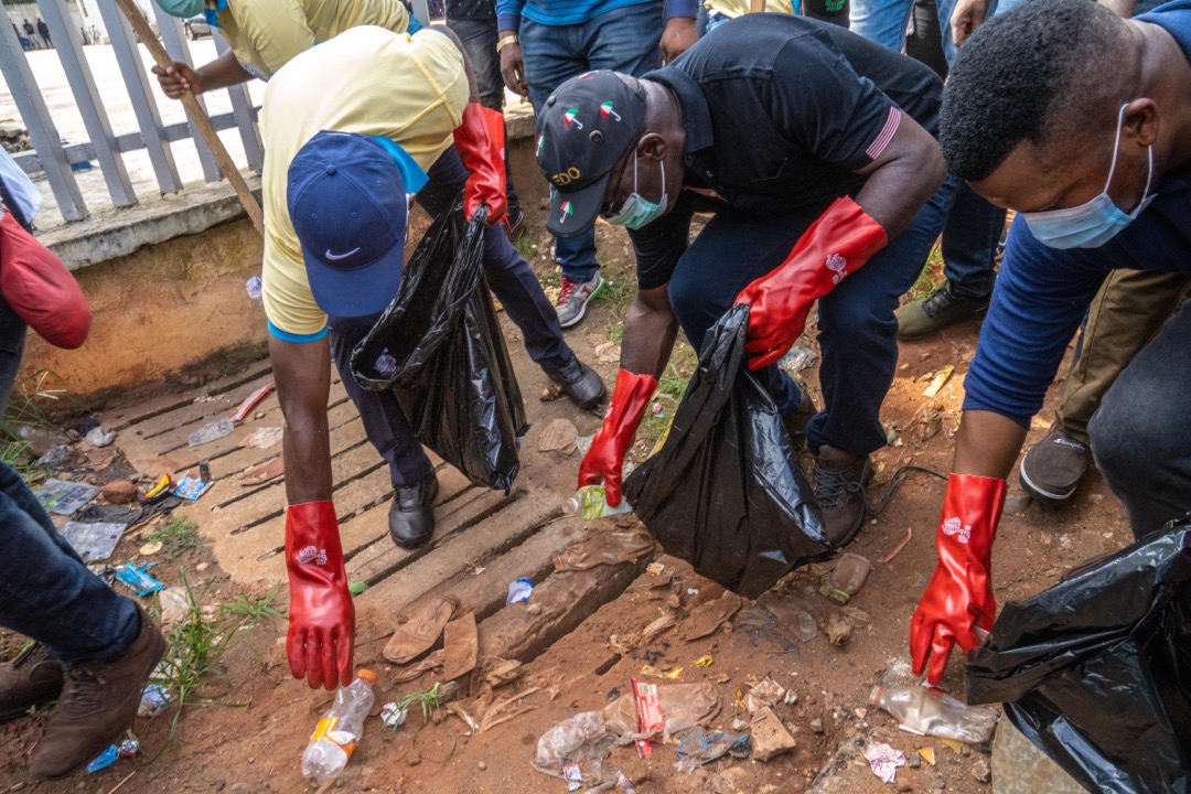 beta_edo's tweet photo. 2020 Alaghodaro: Obaseki, Shaibu lead youths to clean up streets, major roads in Edo

…promise to strengthen environmental laws to keep Edo clean

…reassure on youth-driven governance

The Edo State Governor, Mr. Godwin Obaseki and his deputy, Rt. Hon...
https://t.co/x0p8k7BaHf https://t.co/9oi8G41Lu1
