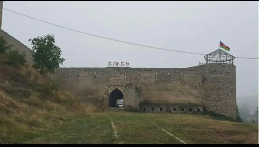 Bayraqımız dalğalanır Qürurla!
#KharabakhisAzerbaijan  #shushaisazerbaijan  #Shusha