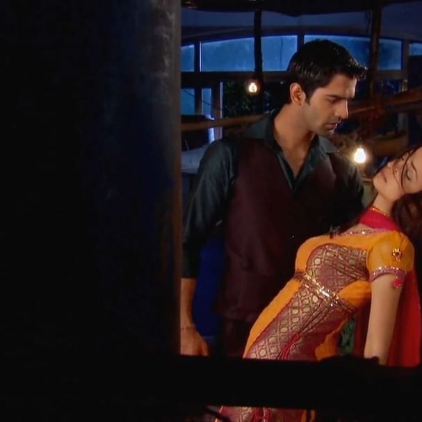 Falakangel8's tweet photo. He was lost in her beauty...#SanayaIrani #BarunSobti #SaRun #ArnavKhushi #ArShiRabbaVe #RabbaVe #SanayaBarun #SaRunIPKKND #WeWantSaRunNewShow #WebSeries #MusicVideo @StarPlus @DisneyPlusHS @ZeeMusicCompany @ZEE5Premium https://t.co/M4iwUR5L9P