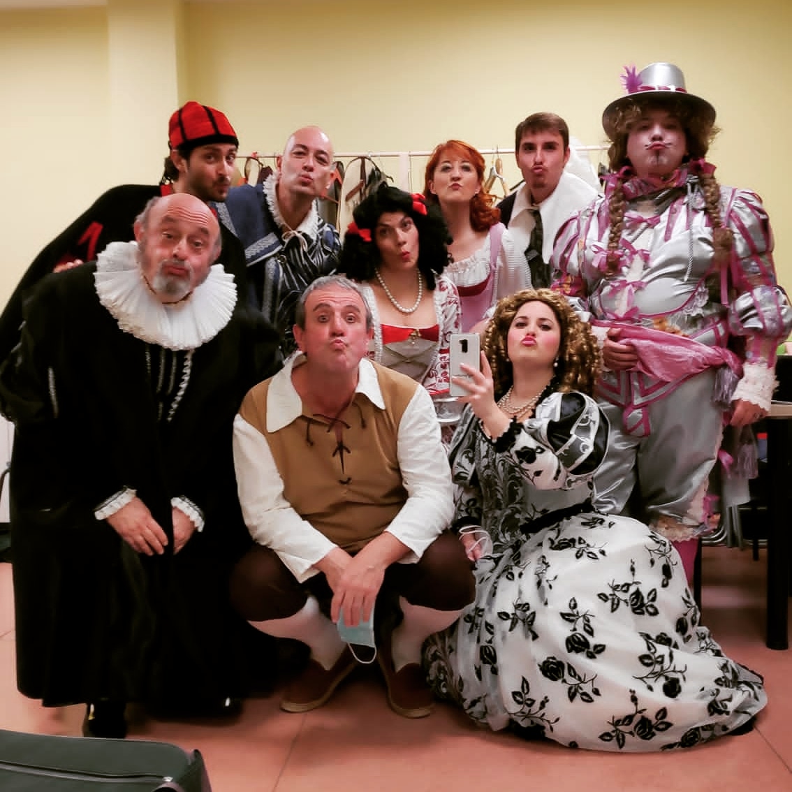TeatroArconOlid's tweet photo. Ayer, los "lindos" estuvieron por #Moratalaz haciendo de las suyas para ver si casaban a Don Diego, pero no hubo forma. Una vez más.
#teatroenmoratalaz @JMDmoratalaz #ElLindoDonDiego #ARCONDEOLID #teatroClásico #CasilecasamosconlaAyusoperono #CulturaSegura https://t.co/LzsWC9Bzwq
