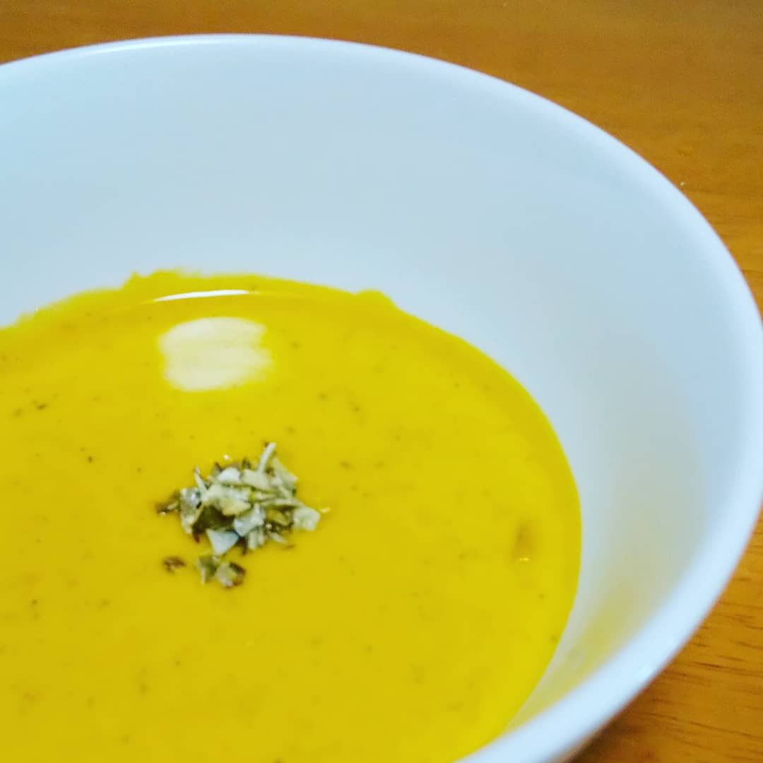 puyopuyo_100's tweet photo. 本日の #カボチャ #料理 は、
#ポタージュ #スープ 
#種 を飾ってみたよ😃
#pumpkin
#cooking
#seed
#pottage
#soup https://t.co/8tSo5WhBl0