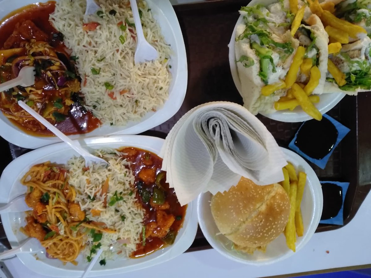 ISeemeRaja's tweet photo. Half of dma karachi team is having lunch
#ActivistsInKarachi
#HumBolengay
#ActivistsForPakistan
@Jaweria_Nehal
@hisbanspeaks
@Jaxim2020 https://t.co/JU5hUre6sM