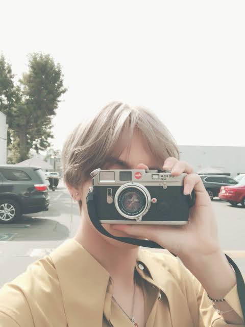 jimlovesmee's tweet photo. Taehyung with camera 📷 
- a thread - 

#BTS_BE #BTSV https://t.co/wuFRgfFlv3