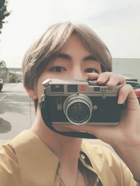 jimlovesmee's tweet photo. Taehyung with camera 📷 
- a thread - 

#BTS_BE #BTSV https://t.co/wuFRgfFlv3