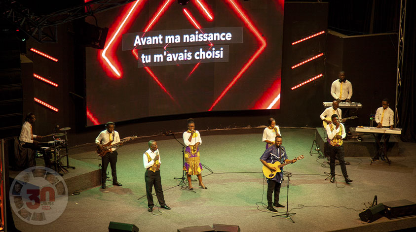 ce_phila's tweet image. #PROSTERNES ( JOUR 4 )
Thème : IL M'A AIMÉ
 ( Jean 3:16 )

Le véritable amour ne se limite pas par des paroles, mais se démontre par les actes.
" Ne nous limitons pas seulement aux paroles mais posons aussi des actes."